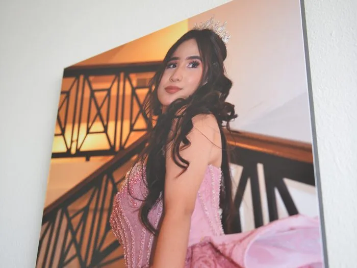 Retrato de quinceañera impreso en gran formato