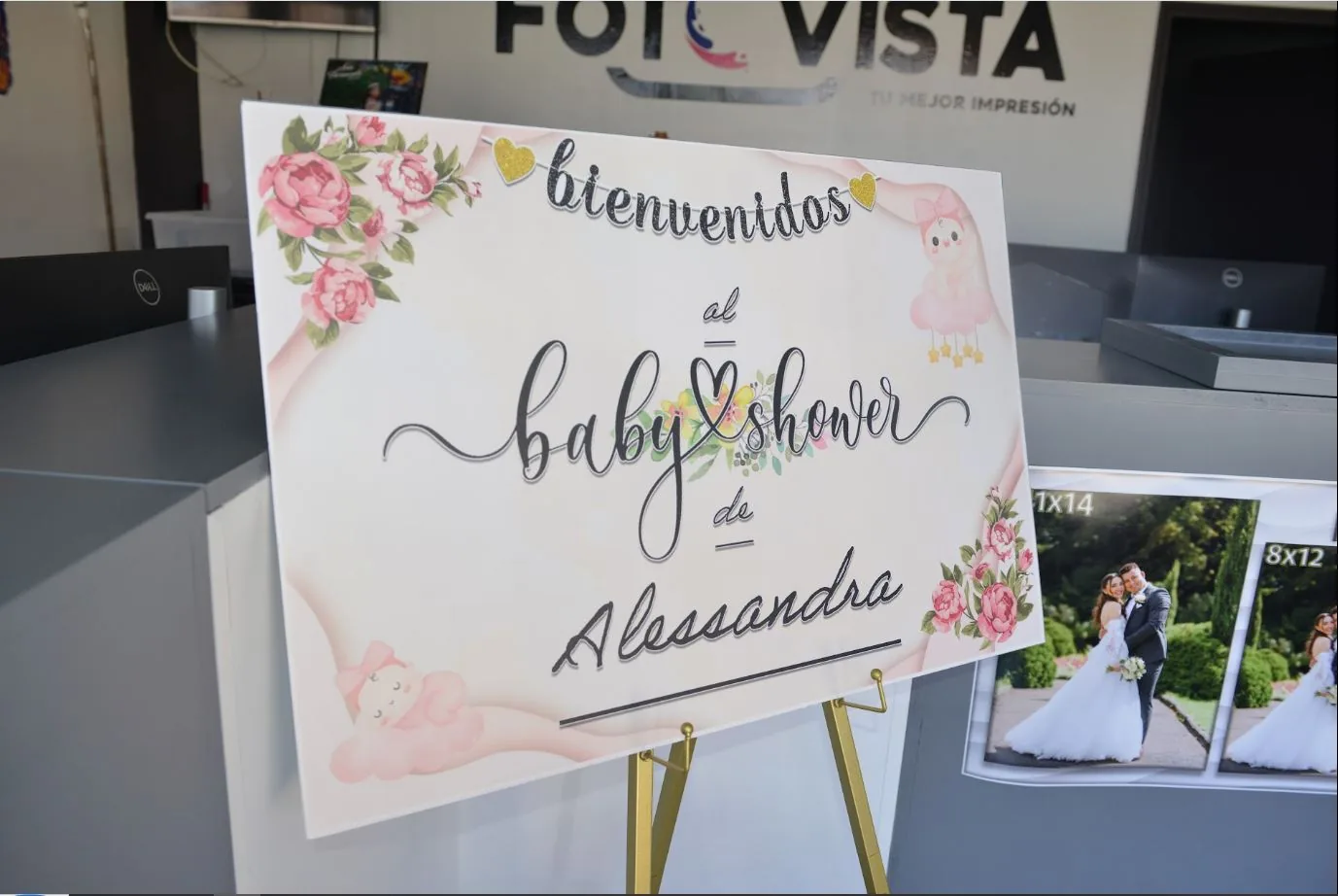 Póster de bienvenida para baby shower impreso en gran formato, sobre un atril dorado