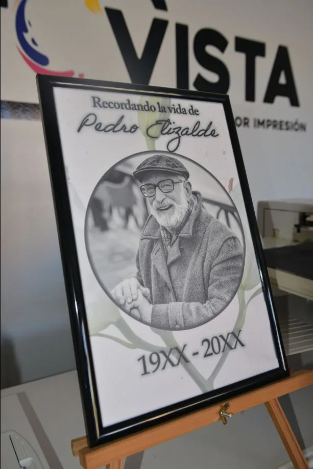 Homenaje póstumo enmarcado sobre un atril, listo para entregar