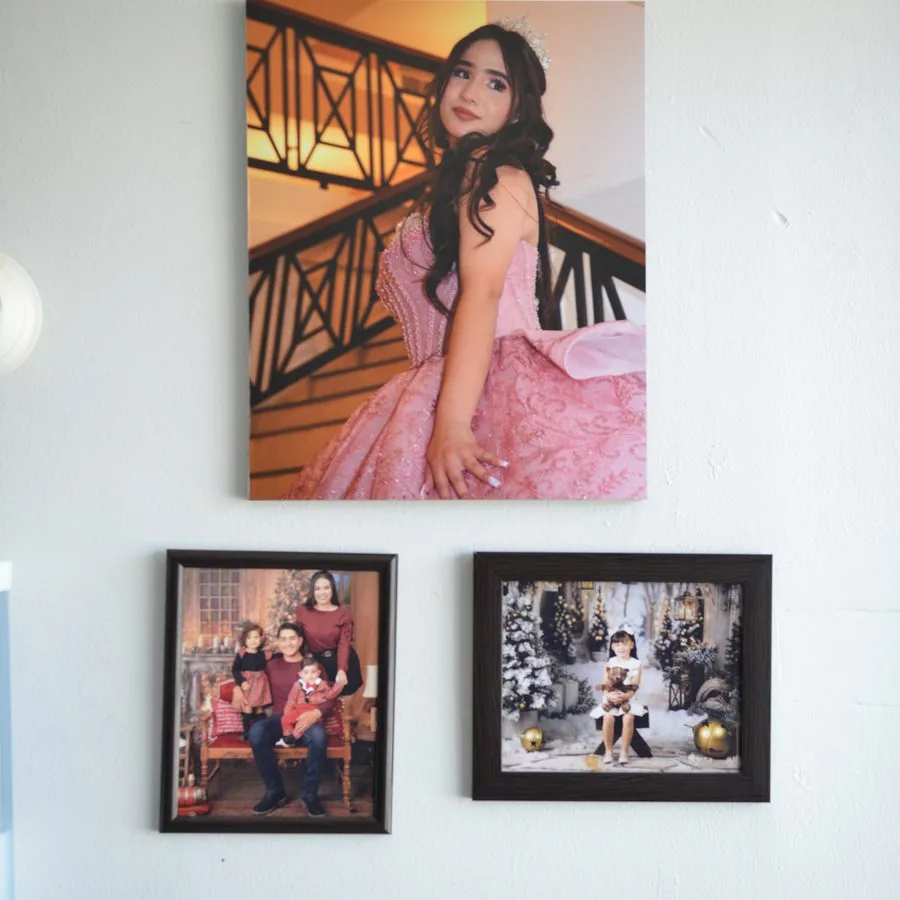 Fotografías enmarcadas y en cuadro colgadas en la pared
